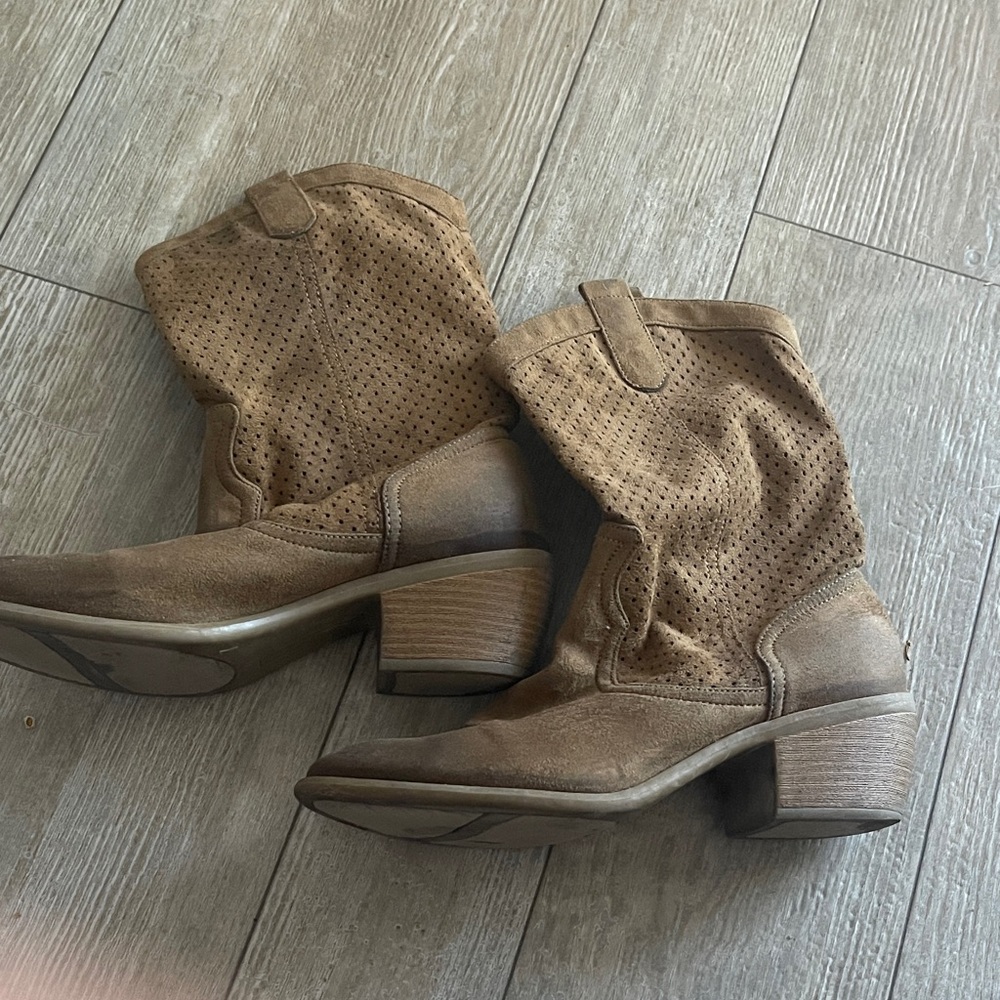 Source Unknown Tan Perforated Heeled Boots